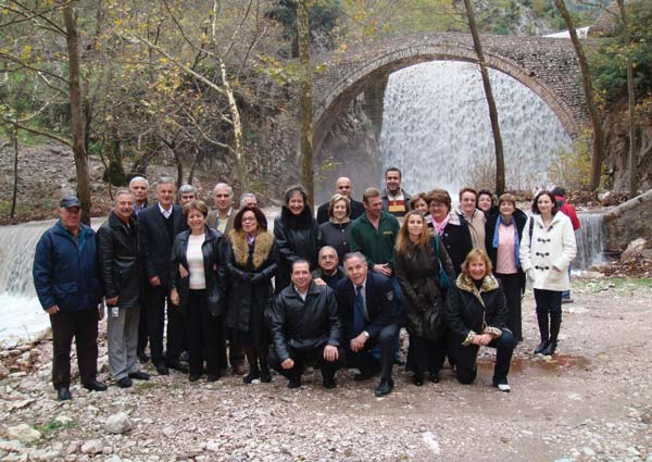 Οι εκδρομείς με το ήμαρχο της Πύλης σε ένα από τα ιστορικά γεφύρια της περιοχής.