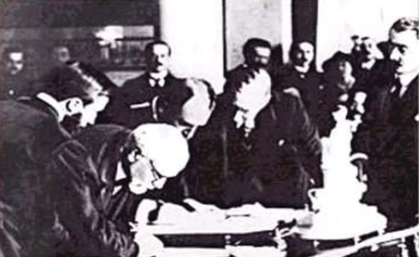 Τεύχος 29 ο, Ιαν - Φεβ - Μαρ 2009 Ο Ελευθέριος Βενιζέλος υπογράφει τη Συνθήκη των Σεβρών, στο ημαρχείο της πόλης, την 10 Αυγούστου 1920. (Αθήνα, Ίδρυμα Ιστορίας Ε.
