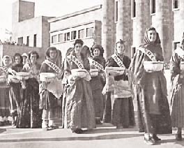 H αγγλική σημαία υποστέλλεται και μέσα σε παραλήρημα ενθουσιασμού γίνεται έπαρση της ελληνικής.