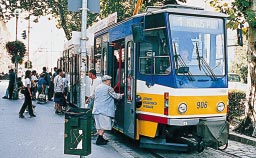 Στο πλαίσιο αυτό η ΕΤΕπ χορήγησε το 1990 τα πρώτα της δάνεια, για τη χρηµατοδότηση σχεδίων επενδύσεων στην Ουγγαρία και την Πολωνία.