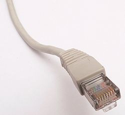 Ethernet Στις μέρες μας το Ethernet στις διάφορες μορφές του έχει κυριαρχήσει στις επικοινωνίες των υπολογιστών. Στην ουσία πρόκειται για ένα πρωτόκολλο επίπεδο ζεύξης.