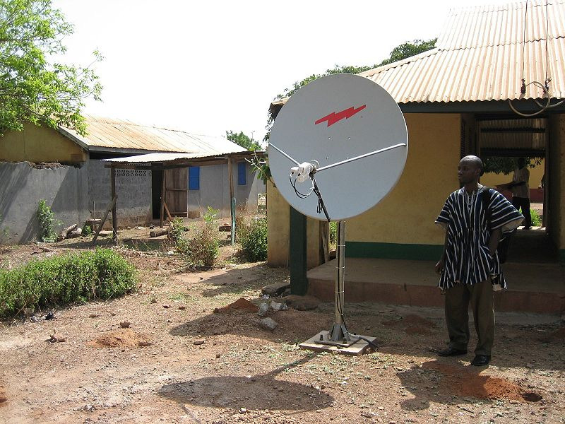 Δίκτυα VSAT Τα VSAT (Very Small Aperture Terminal) είναι δορυφορικοί σταθμοί εδάφους με μικρές διαστάσεις κεραιών (από 75cm μέχρι 3m) που μπορούν να μεταφέρουν δεδομένα από και προς τον δορυφόρο με