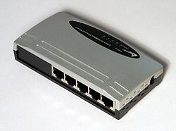 Εthernet Μεταγωγείς (Switches) Ένας μεταγωγέας που λειτουργεί στο επίπεδο MAC μπορεί να διασυνδέσει έναν αριθμό από τερματικά και συσκευές σε ένα οικιακό περιβάλλον ή σε ένα γραφείο.