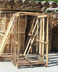 1 ΤΟ ΞΥΛΟ ΩΣ ΚΑΥΣΙΜΟ Το ξύλο, ως καύσιμο υλικό, αποτέλεσε από πολύ παλιά, βασικό μέσο θέρμανσης της κατοικίας του ανθρώπου.