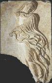 ... µία λουτροφόρο (525 π.χ) που απεικονίζει γαµήλια ποµπή. Προέρχεται από ένα υπαίθριο Ιερό, αφιερωµένο στη Νύµφη, τοπική θεότητα της Αθήνας, προστάτιδα του γάµου.