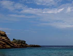 Προσωπικότητες από άμμο. Πουθενά αλλού δεν θα συναντήσεις τόσους διαφορετικούς κόσμους κάτω από τον Κυκλαδικό ήλιο, όσους στη Μύκονο.