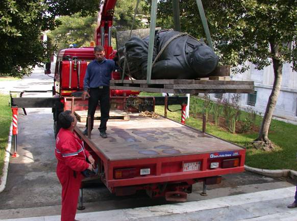 ανδριάντα από τον γλύπτη κ.