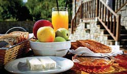 Πασχαλινό γεύμα με εορταστικό πρόγραμμα, παραδοσιακά τραγούδια, γλέντι! Το απογευματάκι αναχώρηση για την Αμπελακιώτισσα, ένα από τα αρχαιότερα χωριά της Ναυπακτίας.