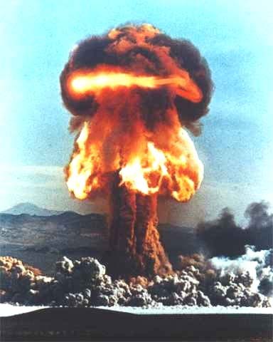 Η πρώτη έκρηξη βόμβας υδρογόνου έγινε στις 31 Οκτωβρίου (1η Νοέμβριου τοπική) 1952 στην ατολή Enewetak, στα νησιά Μάρσαλ (Marshall) του Ειρηνικού ωκεανού από τις ΗΠΑ.