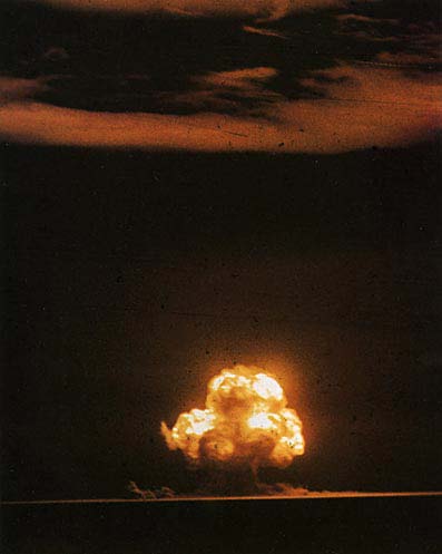 Πυρηνική Βόμβα: Η ενέργεια που απελευθερώνεται από αυτή τη βόμβα είναι εκατομμύρια ή σε μερικές περιπτώσεις δισεκατομμύρια φορές ισχυρότερη από TNT.