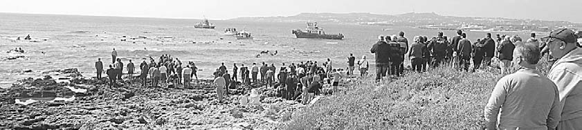 Το πλοίο προσάραξε πάνω σε βράχια και σύμφωνα με τις πρώτες εκτιμήσεις υπέστη σοβαρές ζημιές.