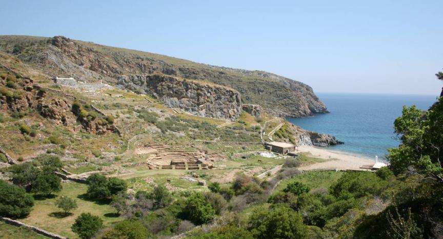 Α. ΕΙΣΑΓΩΓΙΚΑ Η Καρθαία υπήρξε μία από τις τέσσερις αρχαίες πόλεις-κράτη που αναπτύχθηκαν στη νήσο Κέα (εικ. 1). Η επικράτειά της εκτεινόταν σε όλο το ΝΑ τμήμα του νησιού.