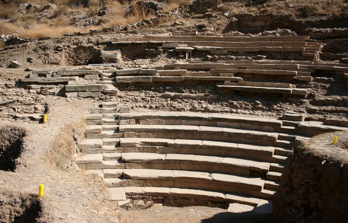 αποτέλεσμα η ακραία κερκίδα να μην έχει το σύνηθες σφηνοειδές σχήμα των κερκίδων αλλά σχεδόν παραλληλόγραμμο 7.