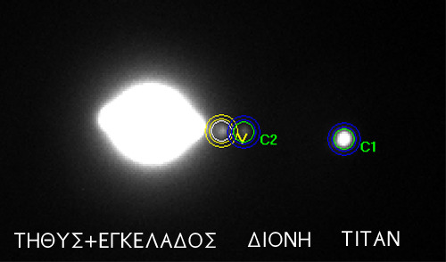 Στην περιοχή αυτή εξοµαλύνεται αισθητά η µεγάλη διαφορά της φωτεινότητας του Κρόνου και των δορυφόρων που παρατηρείται σε άλλες περιοχές του φάσµατος, πχ µε φωτοµετρικό φίλτρο V, όπως µας έχει δείξει
