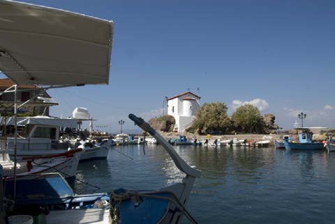 Μικρός παραλιακός οικισμός με την Παναγιάς Γοργόνα και τον πλάτανο του Μυριβήλη και σημαντικό αλιευτικό καταφύγιο.