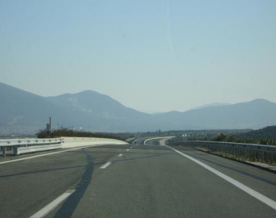 Στην πέμπτη φωτογραφία αρχίζει και διαφαίνεται η δεξιόστροφη φορά του δρόμου και διακρίνονται σημάδια από έντονα φρεναρίσματα,