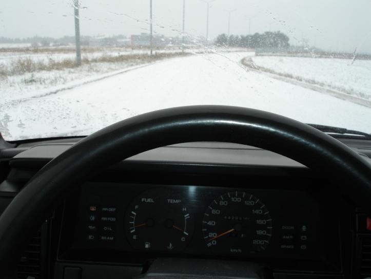 Εικόνα 64: Κατηφορικός δρόμος με χιόνι και παγετό. Η ταχύτητα δεν πρέπει να ξεπερνά τα 20χλμ/ώρα και με 1 η ταχύτητα στο κιβώτιο.