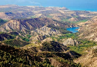 Ο Θεόδουλος Γρηγορίου κατά την κατασκευή έργου του στο Αεροδρόµιο της Λάρνακας / Theodoulos Grigoriou during the construction of one of his works at Larnaca Airport.