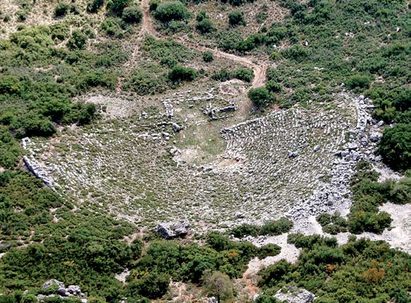 Η ορχήστρα παρουσιάζει μια ιδιορρυθμία, καθώς δεν σχηματίζει πλήρη κύκλο αλλά τόξο μεγαλύτερο από ημικύκλιο. Η σκηνή πλαισιώνεται από δύο παρασκήνια, μεταξύ των οποίων αναπτύσσεται το προσκήνιο.