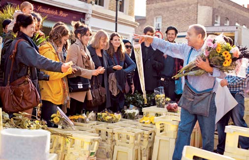 Κάθε Κυριακή, από τις 8 μέχρι τις 3 το μεσημέρι, η Κολούμπια Ρόουντ μεταμορφώνεται σε έναν τεράστιο κήπο με πάγκους που πουλάνε μπανανιές, σπάνια λουλούδια από όλο τον κόσμο κ.ά. Στην ατμόσφαιρα