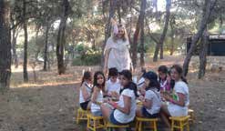 Παλιοί και νέοι φίλοι των Οδηγών της Φιλοθέης συναντήθηκαν ξανά και το κέφι ήταν αμείωτο από την αρχή ως το τέλος καθώς είχαν τη δυνατότητα να χορέψουν σε ρυθμούς zumba, να παίξουν και να χαρούν με