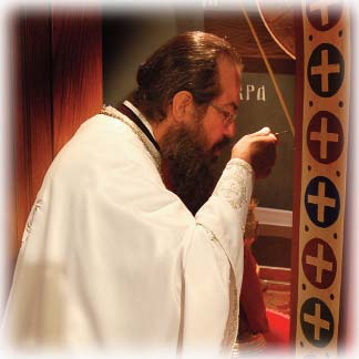 Ο ιερέας απαγγέλλει κοιτάζοντας προς την εικόνα του Χριστού μια προσευχή με την οποία ζητά την ευλογία του Θεού (οπισθάμβωνος ευχή), μας ευλογεί επικαλούμενος τις πρεσβείες των Αγίων και μάλιστα