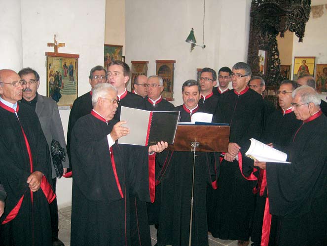 Τα μέλη της χορωδίας της Ιεράς Μονής Κύκκου υπό τη διεύθυνση του κ. Άριστου Θουκυδίδη.