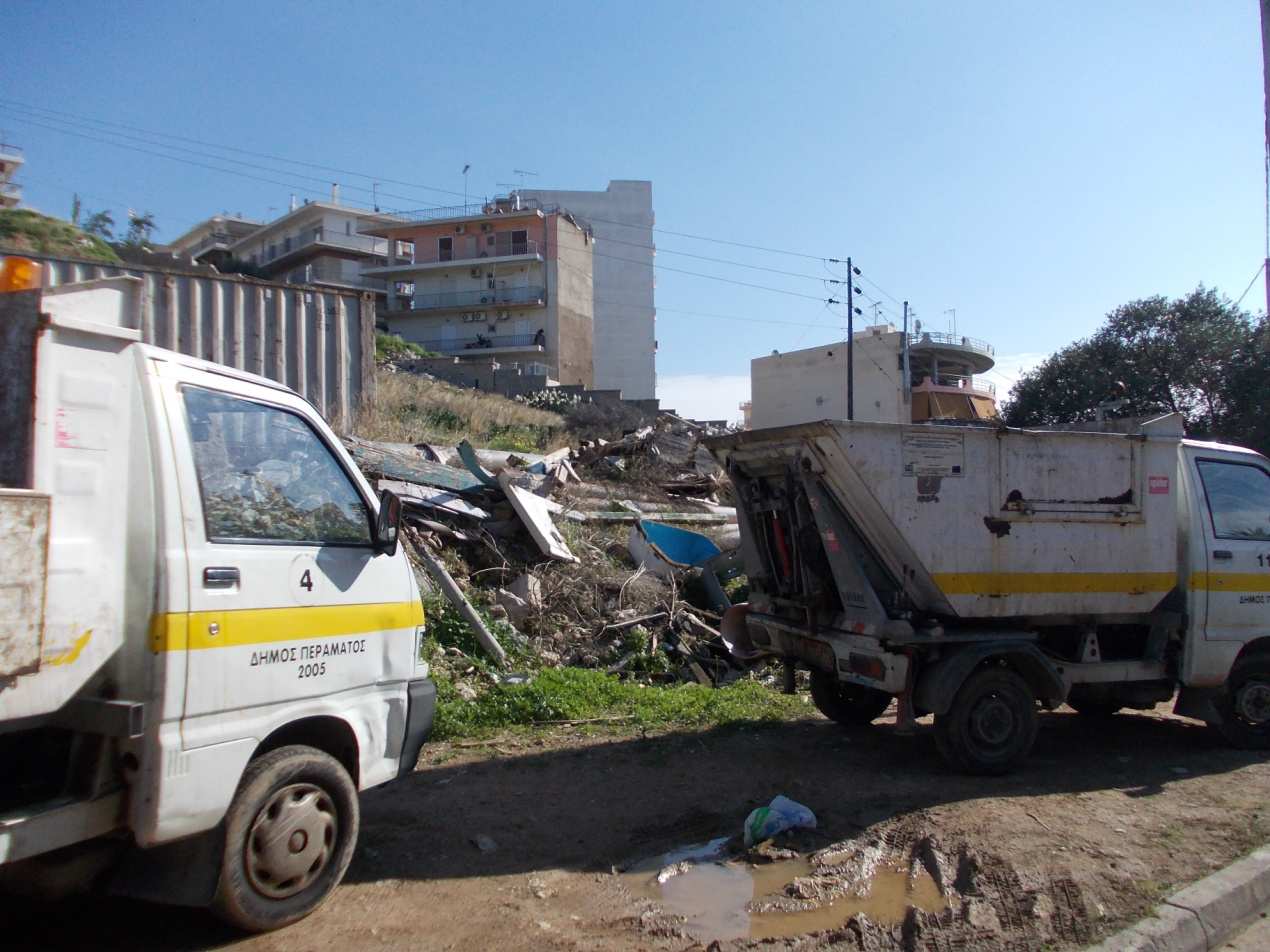 Έτσι γίνεται χρήση των βόθρων οι οποίοι µολύνουν αφάνταστα τα εδάφη και τον υδροφόρο ορίζοντα, ενώ στο κοινόχρηστο δίκτυο τα όµβρια ύδατα δηµιουργούν καταστροφές.