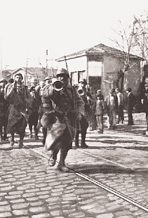 τρέφουν γερμανόφιλα αισθήματα. Tο βέβαιο είναι ότι οι Aγγλοι και ιδίως οι Γάλλοι στρατιωτικοί, εκνευρισμένοι α- πό την ουδετερότητα της Eλλάδας, φέρονται περιφρονητικά και βάναυσα προς τους κατοίκους.