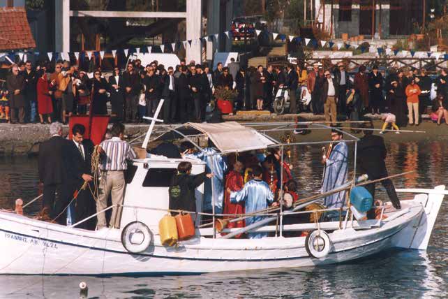 Η τελετή του Αγιασμού των Υδάτων στο Λιμανάκι της Κάτω Γατζέας τα Φώτα του 1999.