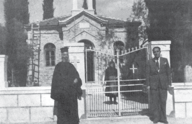 ρυθμό μονόκλιτης και του τύπου της μονόχωρης βασιλικής, χωρίς πρόναο ή νάρθηκα, με μονόρριχτη στέγη σκεπασμένη με γαλλικά κεραμίδια και δάπεδο στρωμένο με βιομηχανικά πλακάκια, κτιστό τέμπλο και