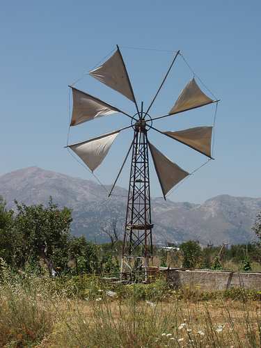 1.4 ΑΝΕΜΟΜΥΛΟΙ Το πιο χαρακτηριστικό στοιχείο του Οροπεδίου είναι οι ανεµόµυλοι. Παλιά υπήρχαν πάνω από 10.000 µύλοι δηµιουργώντας ένα πανέµορφο τοπίο µες στο καταπράσινο κάµπο.