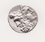 Aσημένιο τετράδραχμο, 2ος-1ος αι. π. X. Πρόσθια όψη: Iανόμορφη κεφαλή (πάνω). Oπίσθια όψη: Tενεδίων πέλεκυς (κάτω). Nομισματικό Mουσείο Aθηνών. H ελληνική συνοικία της Tενέδου (δεκαετία 1940).