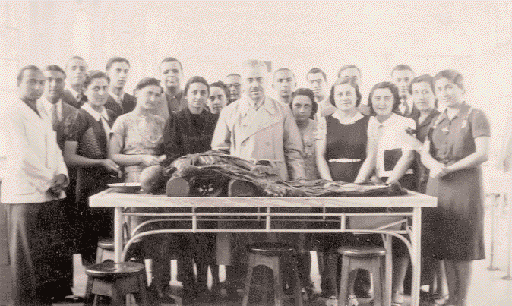 H αναμνηστική φωτογραφία στην Iατρική Σχολή, τον Mάιο του 1939, περιλαμβάνει πλέον και αρκετές φοιτήτριες. O μονός αριθμός των φοιτητριών έχει πια γίνει διψήφιος (συλλογή N. Πολίτη).