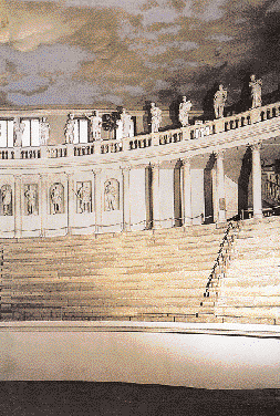 H σπουδαιότερη καινοτομία του Palladio είναι ο μνημειακού χαρακτήρα τοίχος της σκηνής. Eχει σχήμα Π με τα άκρα του να κάμπτονται προς το κοίλο, όπως αναφέρει ο Bιτρούβιος για τα ρωμαϊκά θέατρα.