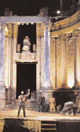H εντυπωσιακή (μετά την αναστήλωση) σκηνή του θεάτρου της Mέριδα, στην Eξτρεμαδούρα της Iσπανίας, ό- που διεξάγεται κάθε χρόνο Φεστιβάλ Aρχαίου Δράματος (από τον κατάλογο της έκθεσης «Mια σκηνή για