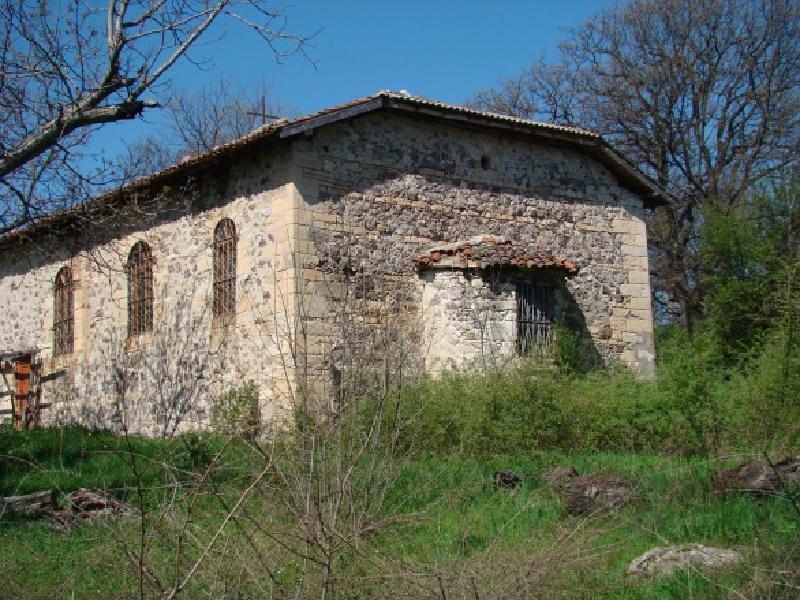 Πέτρου και Παύλου στο χωριό Σταμπολόβο Άγίων Κωνσταντίνου και Ελένης στο χωριό Τάνκοβο Αγίου Προφήτη Ηλία στο χωριό Τσάρεβα Πολιάνα Μουσουλμανικοί ναοί: Τζαμιά υπάρχουν στα χωριά: Μπαλκάν, Μπιάλ
