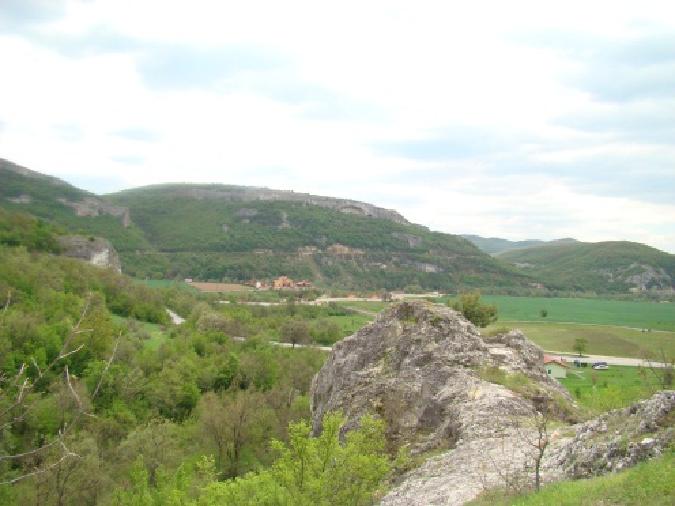 Καρά-κούζ (Μαύρη κατσίκα), νοτίως της σιδερένιας γέφυρας.