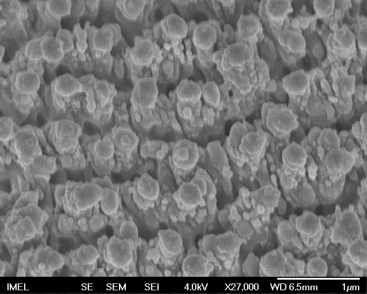 Οι ατέλειες αυτές οφείλονται συνήθως σε κενά οξυγόνου και ψευδαργύρου ή σε ενδοπλεγµατικά άτοµα οξυγόνου και ψευδαργύρου [3]. Εικόνα 12: Φάσµα φωτοφωταύγειας ZnO πάνω σε νανοδιαµορφωµένο πυρίτιο.