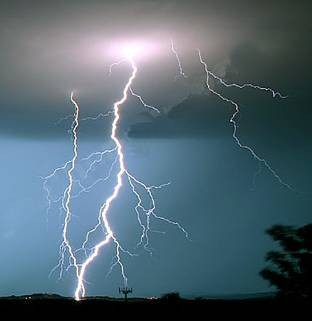 Ηλεκτρικές εκκενώσεις Lightening Από την στιγμή που στην αναπτυσσόμενη καταιγίδα δημιουργηθούν παγοκρύσταλλοι το σύννεφο αρχίζει να φορτίζεται και να χωρίζεται ηλεκτρικά λόγω της τριβής που