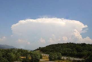 έχει ακριβώς έτσι. Αυτού του τύπου το cumulus δεν θέλουμε να το δούμε. Όταν η αέρια μάζα είναι πολύ ασταθής, τα θερμικά φτάνουν στο σημείο δρόσου και δημιουργούν τα σύννεφα.