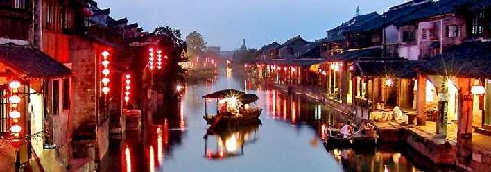 Αφού ολοκληρώσουμε την ξενάγησή μας, θα αναχωρήσουμε οδικώς για το Ξιτάνγκ, την αρχαία πόλη της Κίνας που μοιάζει σαν να βγαίνει από όνειρο. Ολόκληρη η πόλη είναι ένα ποίημα, μια φωτογραφία.