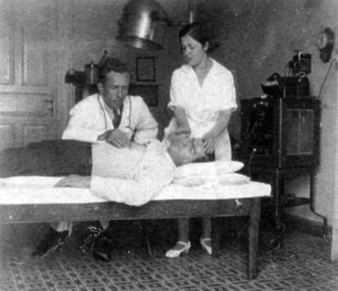 ΣΤ ΑΠΟΣΚΙΑ ΤΟΥ ΔΙΛΟΦΟΥ Σ αυτή την μικρή πόλη ο πατέρας, ως παιδί της περιοχής, επέλεξε να ιδρύσει μαιευτικό μικροεπεμβατικό Ιατρείο, εις το ισόγειο της διωρόφου κατοικίας του, όπου και ασκούσε την