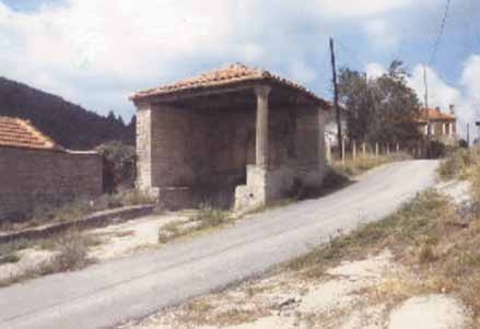 ΔΗΜΗΤΡΙΟΣ Ι.. ΧΑΤΣΕΡΑΣ Τάρρης (Παραδοσιακή Βρύση Διλόφου). ντά στο σπίτι της γιαγιάς Ελισάβετ Κουρναβίδου-Βασιλάκη όπου έμελλε να κατοικήσει η οικογένειά μας.