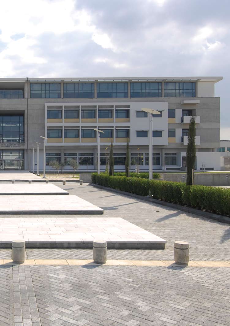Πώς συγκρίνεται το Πανεπιστήμιο με άλλα ανώτατα ακαδημαϊκά ιδρύματα της Ευρώπης όσον αφορά στις κτηριακές εγκαταστάσεις και τον ερευνητικό εξοπλισμό; Το Πανεπιστήμιο Κύπρου, σε πολύ σύντομο χρονικό