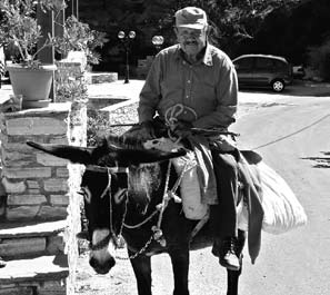 Γιατί ήταν μεγάλη η ψυχή της και η δικιά της αλλά και του μπαρμπα-ραφιού -απ όπου και το Ραφιουλήδαινα- του καλού της, όπως αποκαλούσε τον άντρα της.