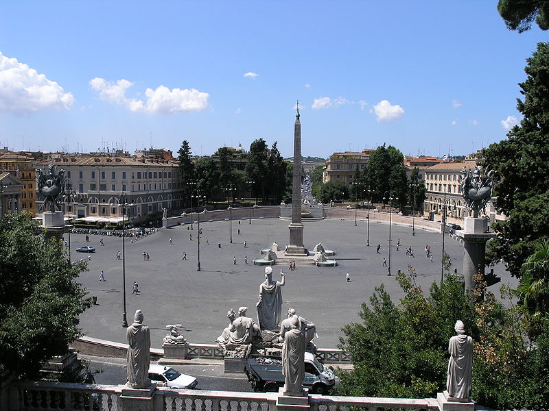 Piazza del Campidoglio Η πλατεία σχεδιάστηκε για να αντιμετωπίσει το Βατικανό και έτσι προσφέρει μια υπέροχη θέα προς τα δυτικά της πόλης.