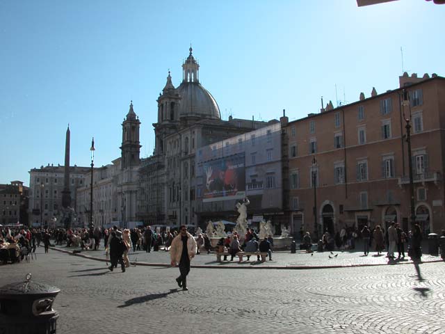 Piazza Navona Εδώ πραγματικά θα περάσετε υπέροχα και θα σας θυμίσει αρκετά Ελλάδα, αφού μπορείτε να καθίσετε αναπαυτικά σε ένα από τα καφέ της περιοχής και να παρατηρείται τους περαστικούς