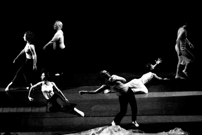 Σωματείο Ελλήνων Χορογράφων Ιδρύθηκε στις 7 Σεπτεμβρίου του 1999 με σκοπό την προαγωγή και διάδοση του χορού και κάθε συναφούς καλλιτεχνικής δραστηριότητας, τη συσπείρωση τωv χορογράφων και τηv