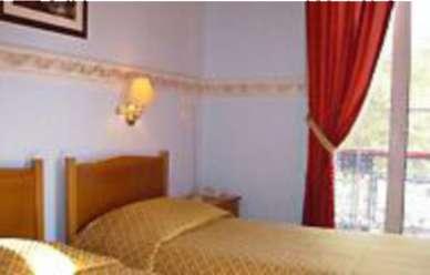 . * * * Alexander Hotel Αριθμός Δωματίων: 45 Κατηγορία: 3 Αστέρια Περιγραφή Κομψοί χώροι διαμονής, άψογη